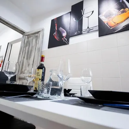 Homeholidaysanremo - Palace Apartmán *